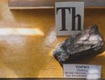Торит — радиоактивный минерал. Его радиоактивность составляет 640 микрорентген в час.