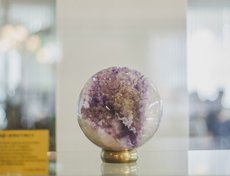 Шар из аметиста тоже был передан им в дар музею.