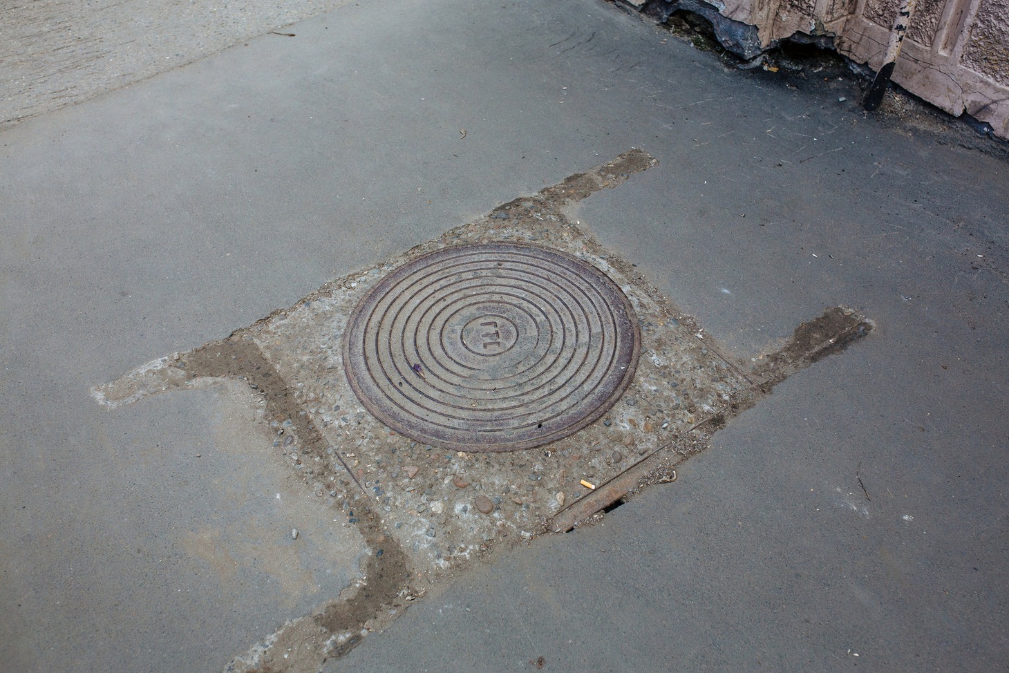 Асфальтированный тротуар на улице Ленина