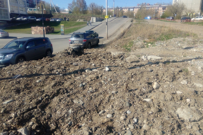 Разрушенный водосток. Разрушенный водосток.