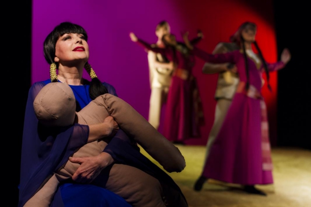 Сцена из спектакля «Медея». Фото с сайта www.dramteatr.ru
