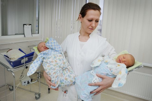 В районе родилось. Мать с новорожденными тройняшками в больнице. Партнерские роды во Владимире 1 роддом. Близнецовый пренатальный.