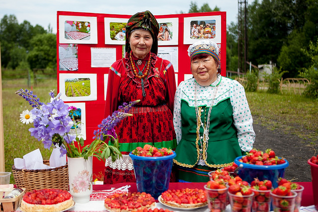 Праздник клубники в байкальске 2016. 27d25920 3b44 416a 941b 4924886c7586 jpg 805x1000 x False q92. Праздник клубники в байкальске 2016 фото. Праздник клубники в байкальске 2016-27d25920 3b44 416a 941b 4924886c7586 jpg 805x1000 x False q92. картинка Праздник клубники в байкальске 2016. картинка 27d25920 3b44 416a 941b 4924886c7586 jpg 805x1000 x False q92. В этом году праздник прошёл с 19 по 21 июля. Правда, в первый день фестиваля в городе резко испортилась погода. По словам представителя администрации, прошёл настоящий ураган, сильный ветер и дождь чуть не снесли сцену. Было принято решение перенести часть открытия на субботу.