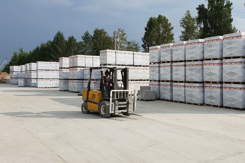 Карщик в ожидании машины для загрузки и отправки газобетона покупателям