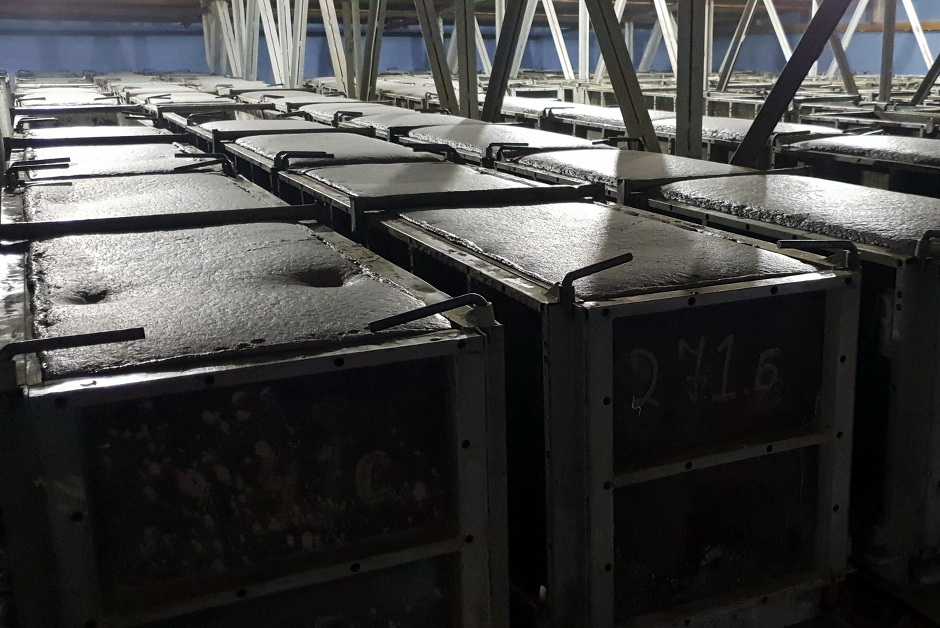 Залитые формы газобетона сушатся в специальной камере