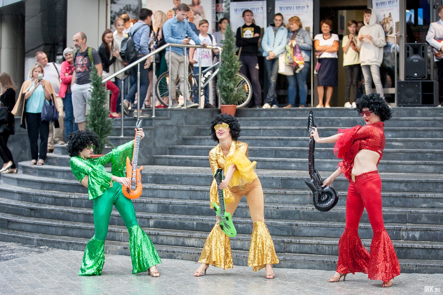 Танцами гостей развлекал танцевальный коллектив «Пантера».