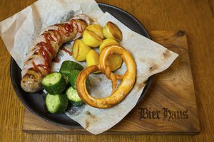 Фирменное блюдо «Колбаска Вайсвурст с запеченным картофелем и берцелем»/ Bier Haus