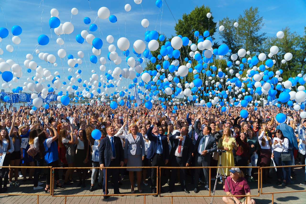 Более 2000 шаров выпустили в небо первокурсники ИГУ.