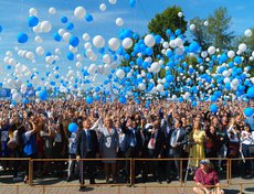 Более 2000 шаров выпустили в небо первокурсники ИГУ.
