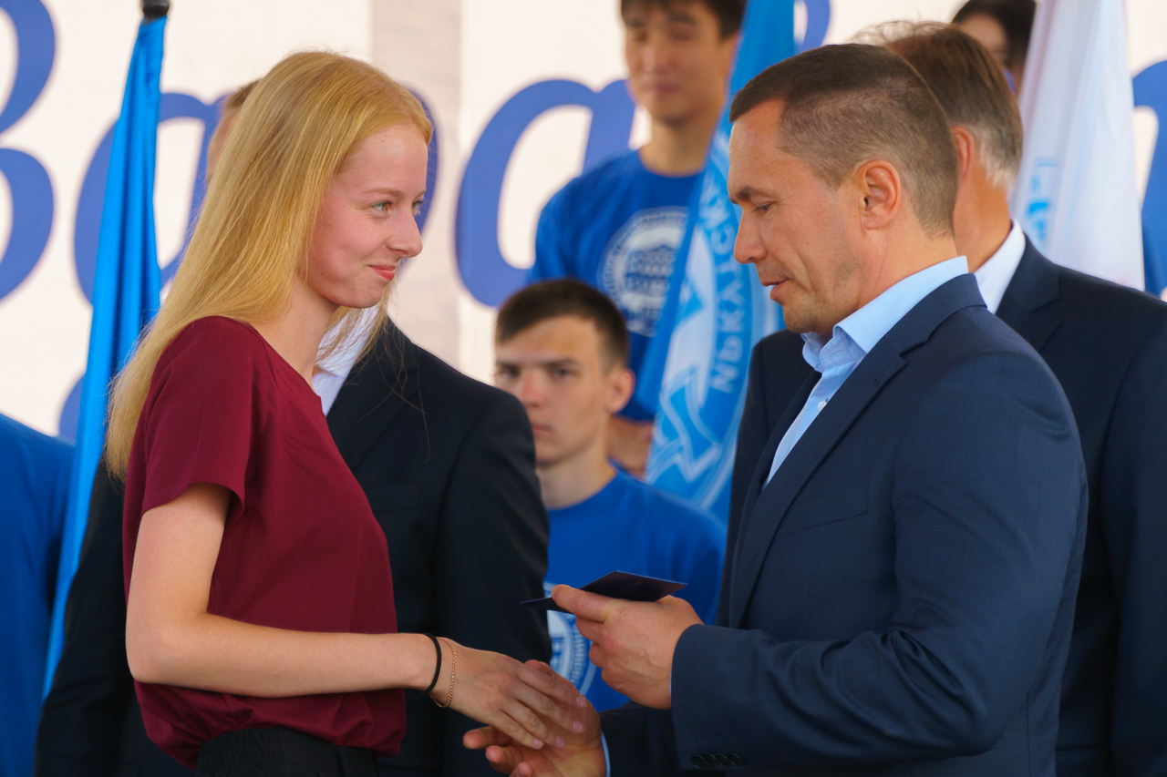 На празднике свои студенческие билеты на сцене получили 13 человек – стобалльники и призеры всероссийских олимпиад.