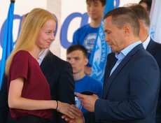 На празднике свои студенческие билеты на сцене получили 13 человек – стобалльники и призеры всероссийских олимпиад.