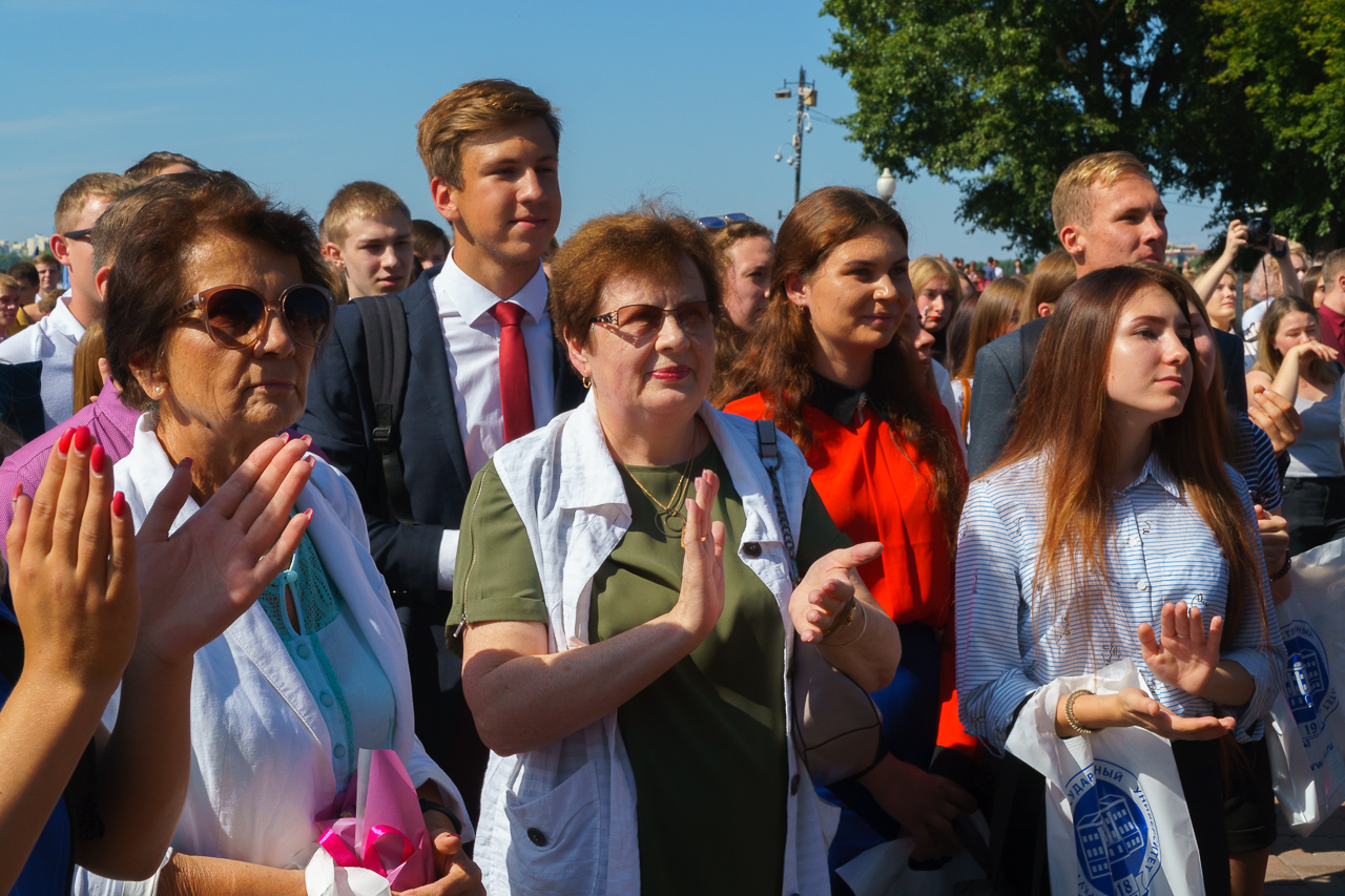 Вера Карнаухова, декан факультета сервиса и рекламы ИГУ (в центре).