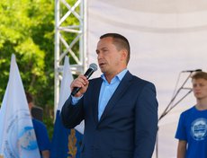 С днем знаний студентов ИГУ поздравил мэр Иркутска Дмитрий Бердников.