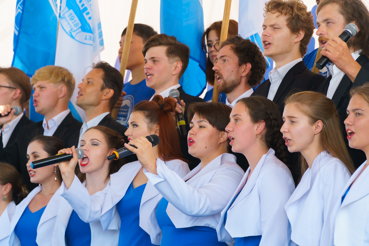 В исполнении хора молодежи и студентов ИГУ прозвучал гимн студентов «Гаудеамус».