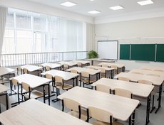 Для школы приобрели около тысячи парт и более трех тысяч стульев.