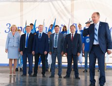 И.о. ректора ИГУ академик РАН Игорь Бычков представил студентам проректоров.