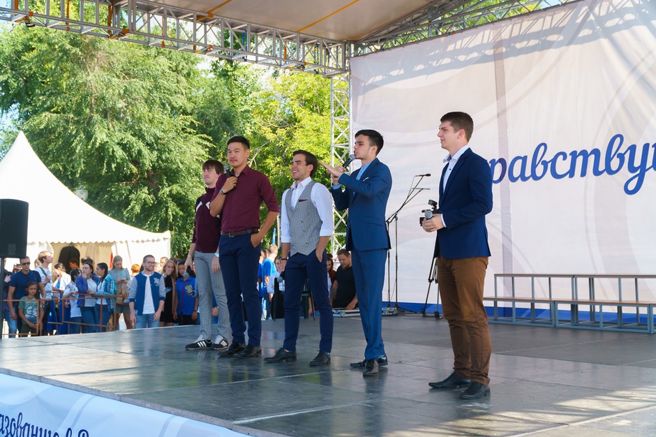 Выступление команды КВН ИГУ «Молодые люди».