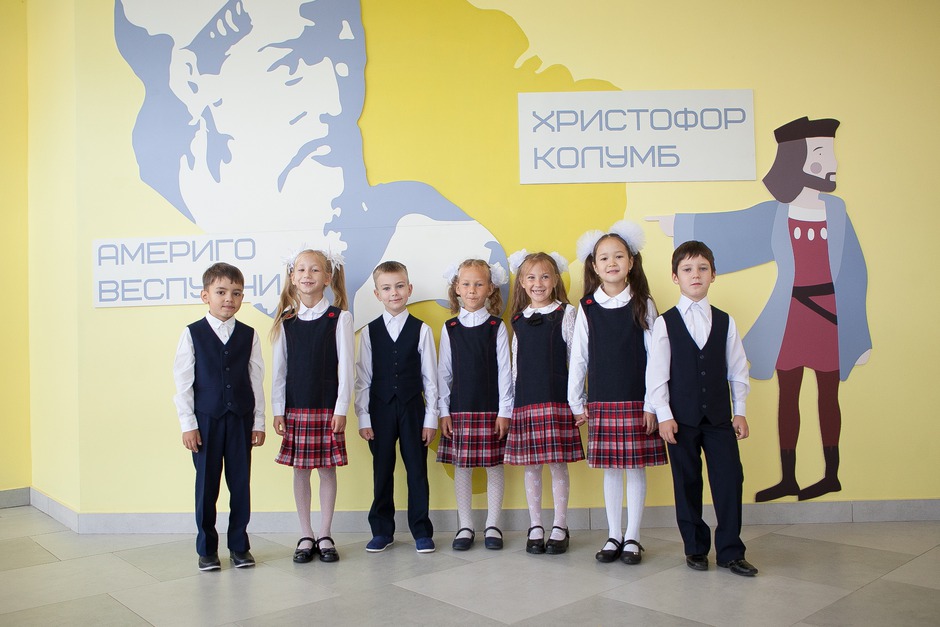 Площадь школы — 22 617 квадратных метров.