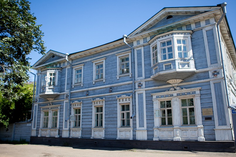 Дом князя Волконского был построен в 1838 году в селе Урик, а в 1845 году Сергей Григорьевич организовал перевозку своего двухэтажного дома в Иркутск.