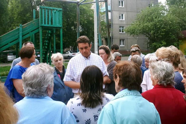 Андрей Лабыгин на встрече с жителями. Фото со страницы кандидата в Facebook