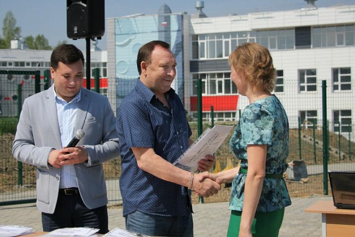 Леонид Фролов вручает ключи от автобусов директорам районных школ