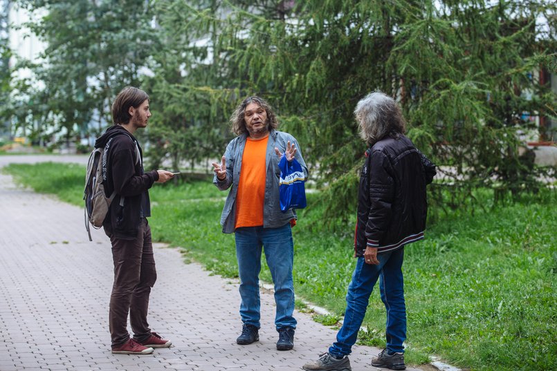 Журналист Вадим Палько беседует с художником Алексеем Яшкиным (в центре)