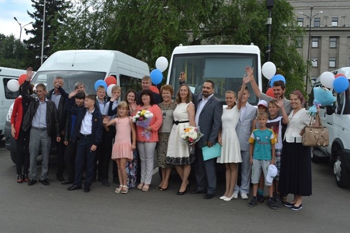 Многодетным семьям вручают микроавтобусы. Фото с сайта минсоцразвития Иркутской области