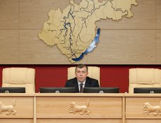 Начал заседание председатель облизбирком Илья Дмитриев, поскольку спикера еще не избрали.