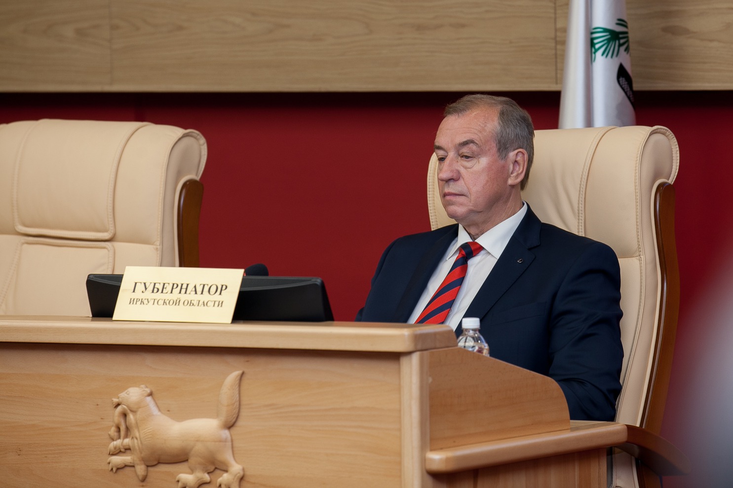И губернатор Сергей Левченко нашел время, чтобы посетить первую сессию Заксобрания.