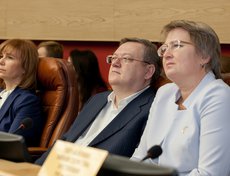 Омбудсмен Виктор Игнатенко и детский омбудсмен Светлана Семёнова.