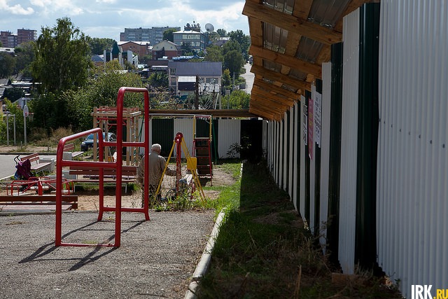Строительный забор поставили вплотную к детской площадке