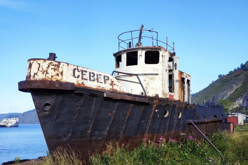 Старый корабль на причале у Порта Байкал