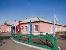 В настоящее время в Хомутовской СОШ №1 в две смены учатся 600 детей