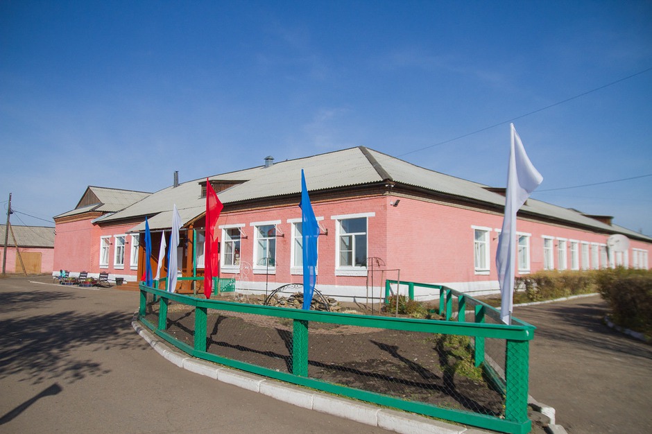 В настоящее время в Хомутовской СОШ №1 в две смены учатся 600 детей