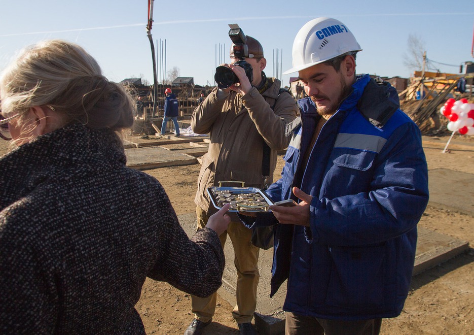 Строители и гости кинули по монетке в опалубку для успешной сдачи объекта