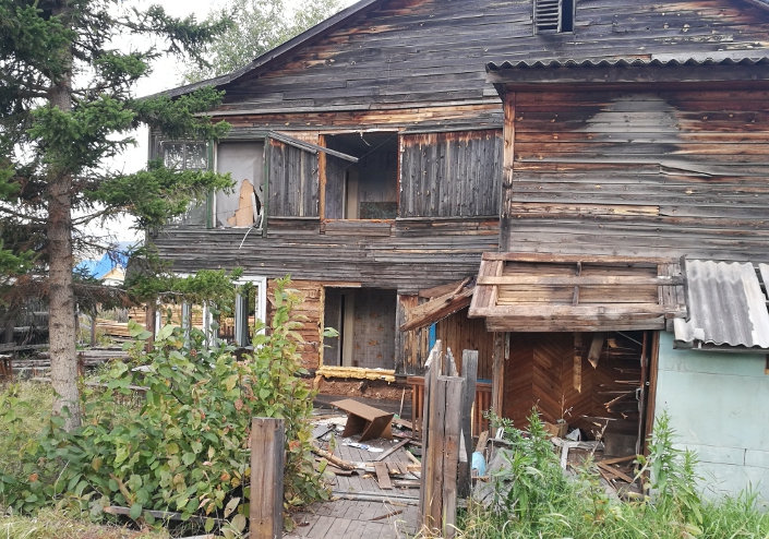 В августе 2018 года расселенные дома еще не разобрали. Фото предоставила Наталья