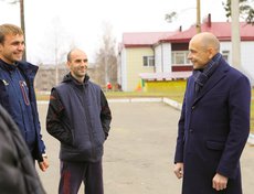 Сергей Сокол с учителем физкультуры школы №6