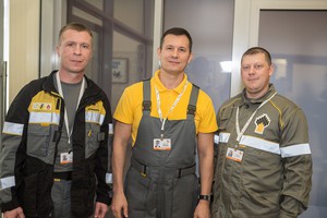Машинист по закачке рабочего агента в пласт Андрей Ступин (слева)