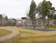 Спортивная площадка школы №6, где было оборудовано поле для игры в волейбол и установлены уличные тренажеры