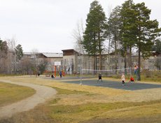 Спортивная площадка школы №6, где было оборудовано поле для игры в волейбол и установлены уличные тренажеры