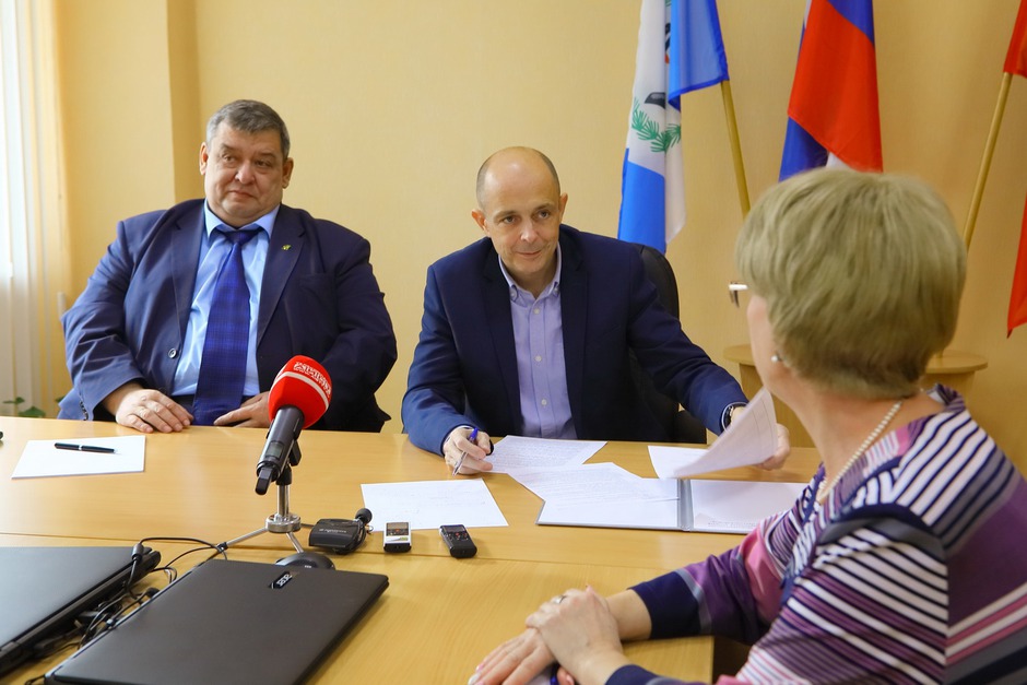 Сергей Сокол провел прием граждан по личным вопросам в рамках своей рабочей поездки в Саянск