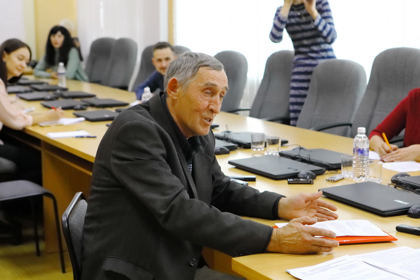 Вопросы касались здравоохранения, строительства новой школы, нехватки молодых специалистов, развития спорта