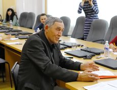 Вопросы касались здравоохранения, строительства новой школы, нехватки молодых специалистов, развития спорта