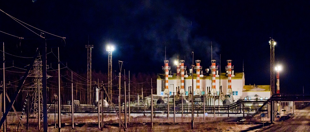 Электростанция собственных нужд. Электроэнергию на нефтепромысле обеспечивают две электростанции, работающие на попутном нефтяном газе. Протяженность линий электропередачи составляет более 1,6 тысячи километров.