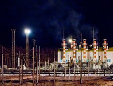 Электростанция собственных нужд. Электроэнергию на нефтепромысле обеспечивают две электростанции, работающие на попутном нефтяном газе. Протяженность линий электропередачи составляет более 1,6 тысячи километров.