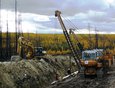 2007 год. Прокладка нефтепровода на Верхнечонском месторождении построено 750 километров внутрипромысловых трубопроводов, осуществляющих сбор продукции с более 400 эксплуатационных скважин.