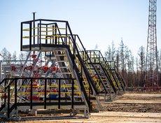 Кустовая площадка. На месторождении широко применяются передовые технологии. Уровень добычи обеспечивается поддержанием пластового давления, реализацией комплекса геолого-технических мероприятий.