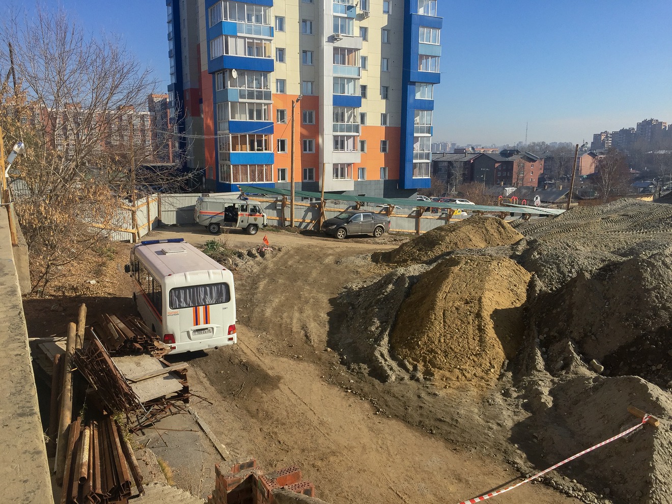 На месте дежурят оперативные службы.