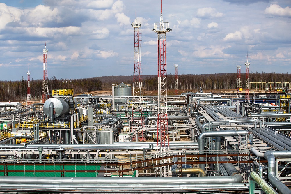 Установка подготовки нефти (УПН-1). На Верхнечонском месторождении действует высокотехнологичная система подготовки нефти, трубопровод внешнего транспорта, пункт сдачи-приемки товарной нефти первой группы качества.