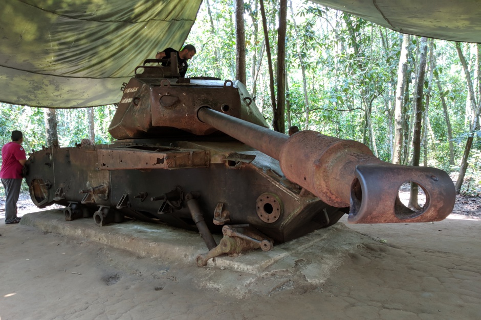 Расстрелянный остов американского танка